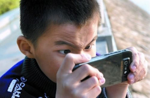 八岁的孩子能玩手机吗？会对眼睛造成伤害嘛？